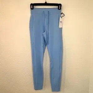 【新品未使用タグ付き‼️】alo yoga chalk blue XSサイズ ALO Yoga | Tops | Alo Yoga Seamless Cable Knit Top In Chalk